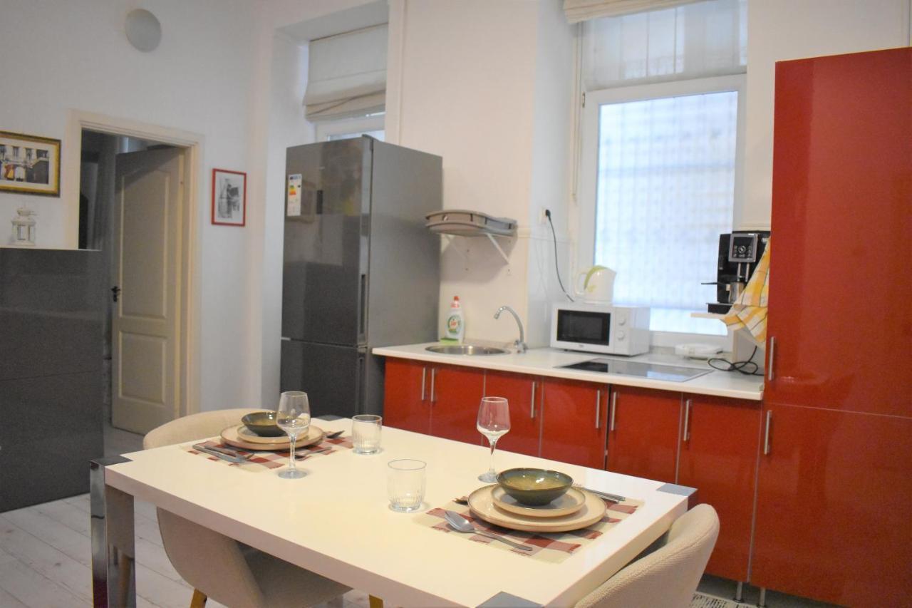 Yes, Yes! Lovely Apartment Good Amenities Budapest Center מראה חיצוני תמונה